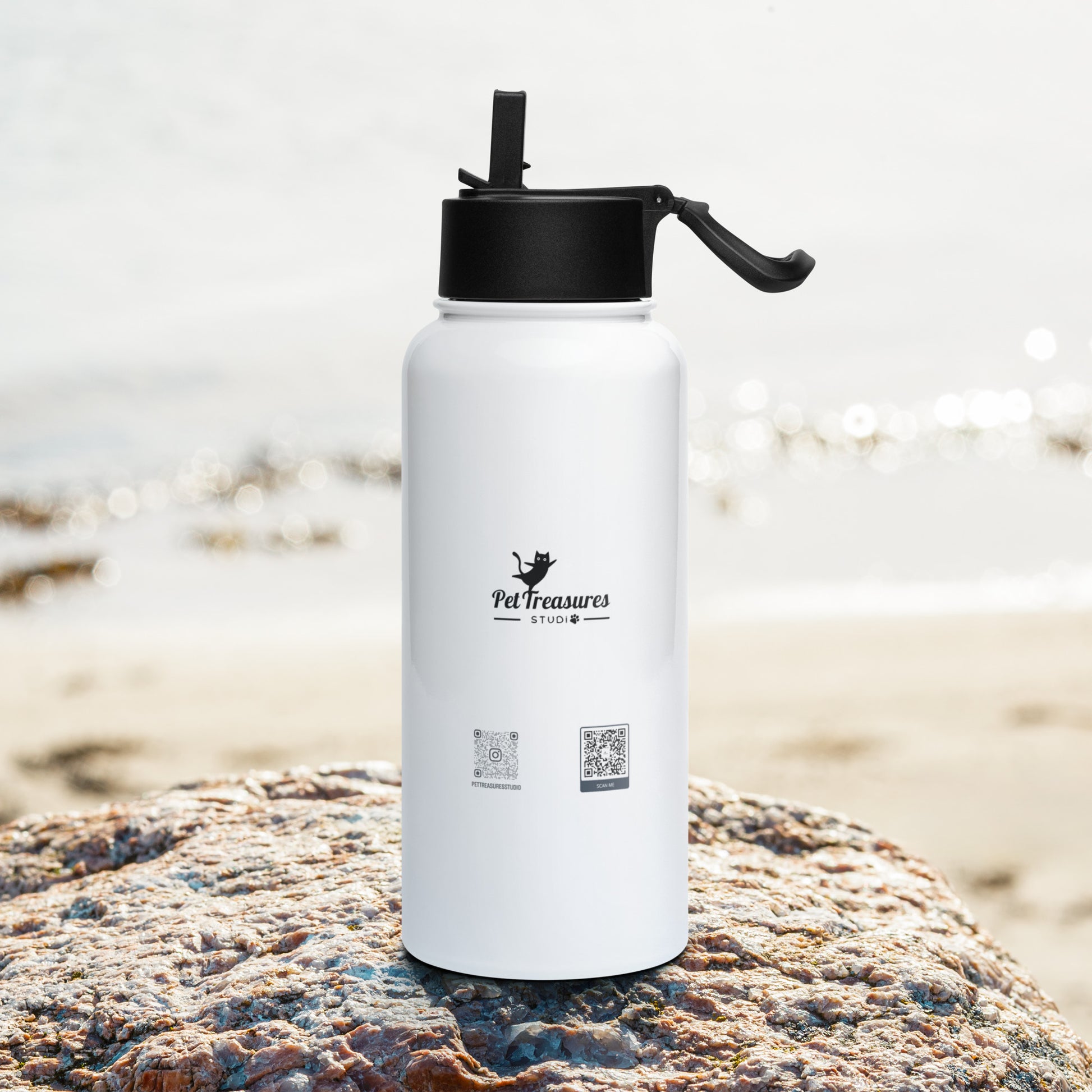 White Pet Treasures Studio garrafa water bottle with black lid on a rock beach gifts for Cocker Spaniel lovers